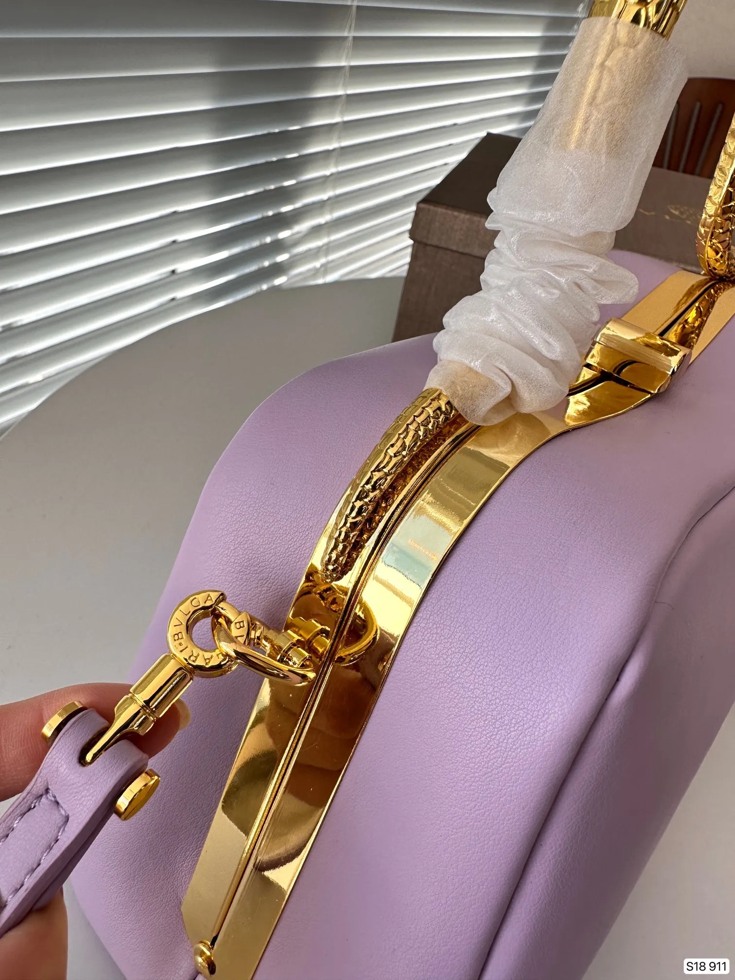 P140 配盒子 酷女孩必备单品甲宝格丽蛇头包 哇塞~这金属蛇形手柄高级感满满 拽拽的金色搭配, 既可手提也可肩背、斜挎 神秘而又酷炫,让人着迷 尺寸:28 14 货号911