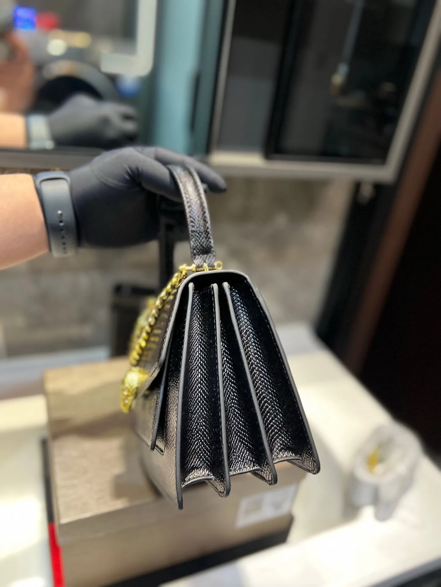 ❤️P155(礼盒包装)❤️ 宝格丽劲爆款!众多明星同款,包包小巧圆润饱满,标志性的蛇头扣点缀玛瑙石,柔软小羊皮包身拿在手里超级有质感,真是气质无敌了,分享给你们,不能我一个人种草!t尺寸:21 18