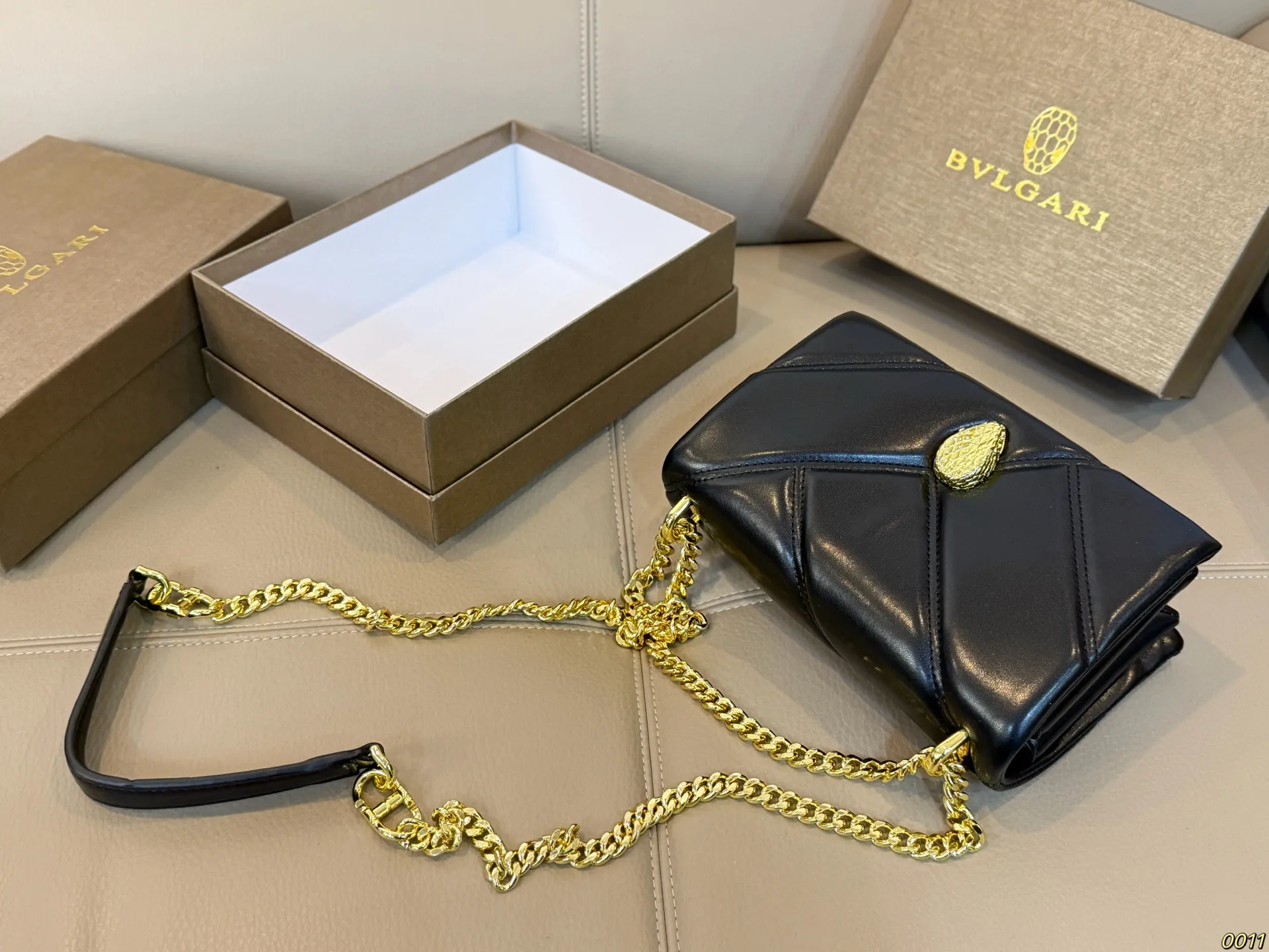 &yen;140配盒 宝格丽 Bvlgari蛇头包 ⚠️顶级原单 不愧是开挂般的存在 包身轻便 百搭 给予满满的高级感 尺寸21 13