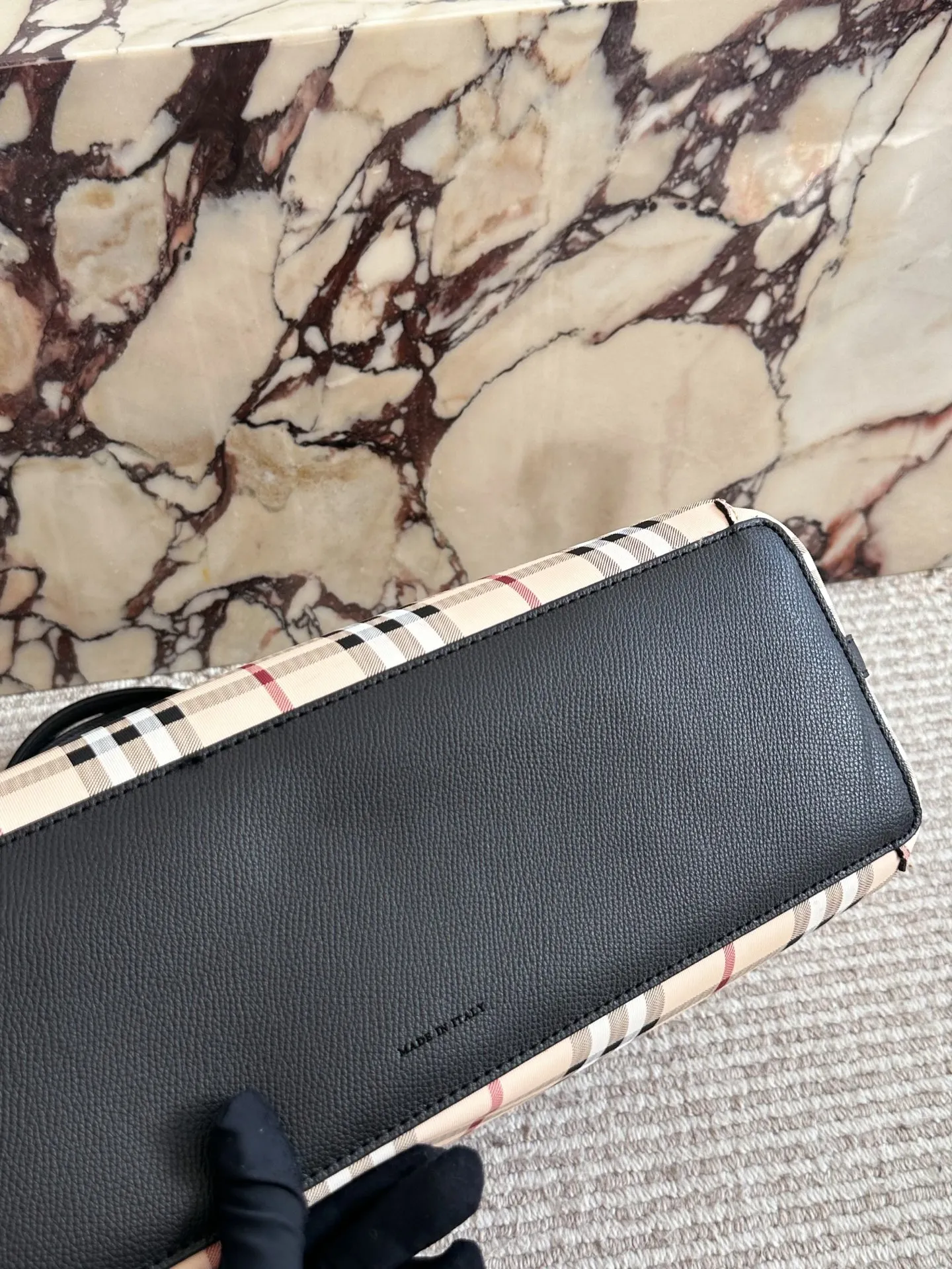 p150 Burberry巴宝莉经典款双面托特包 Burberry巴宝莉双面tote托特包，最喜欢的托特包~ 经典格纹和黑色两面都可以使用，上 身给人简约利落的感觉 一年四季都能背，百搭又耐看，最主要是非常实用~ 容量超大，短途旅行、上 班上学用来放书或者资料都OK台还可以用来当妈咪包哦 自己配个内胆东西就可以归类，方便拿东西还安全! 35cm无盒