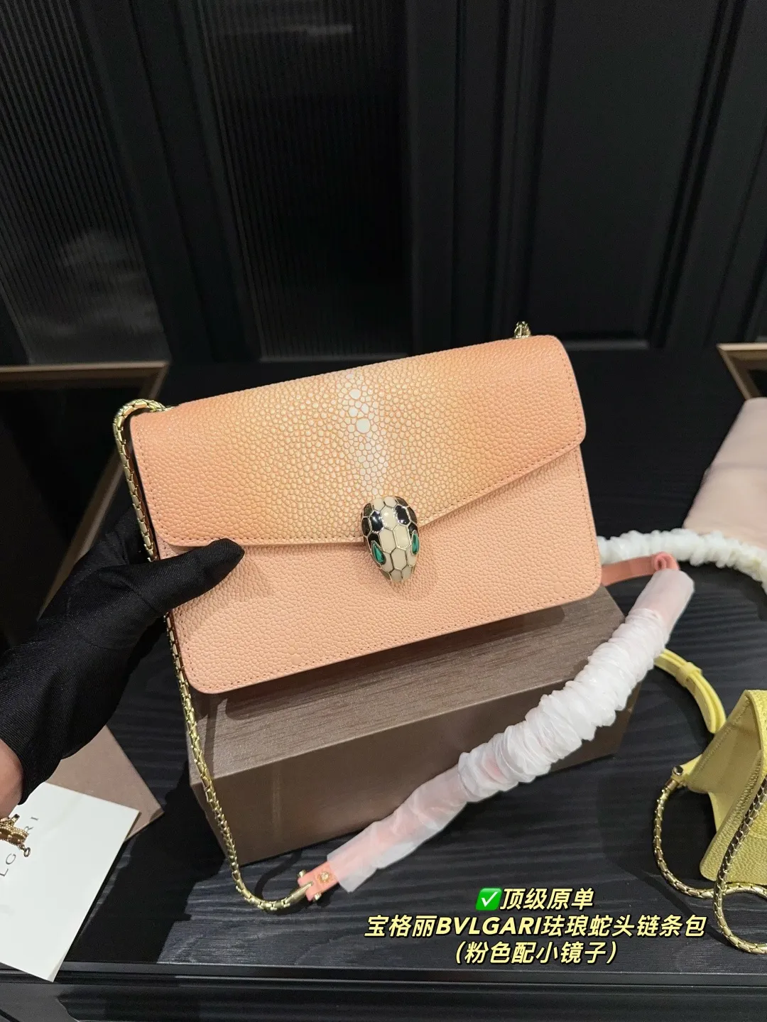 ✅顶级原单P205配折叠盒⚠️尺寸22.14 宝格丽BVLGARI珐琅蛇头链条包 🧜🏻♀️珍珠鱼皮也是 BVLGARI 包包的标志性皮质,皮质表面像一颗颗细密的珍珠⭐️,还带有点珠光闪烁💡的视觉效果,细节部分也是做的精致,色泽鲜亮。🙌🏻 这个颜色一年四季都可以背!因为是稀有珍珠鱼皮,所以特别闪!🌟