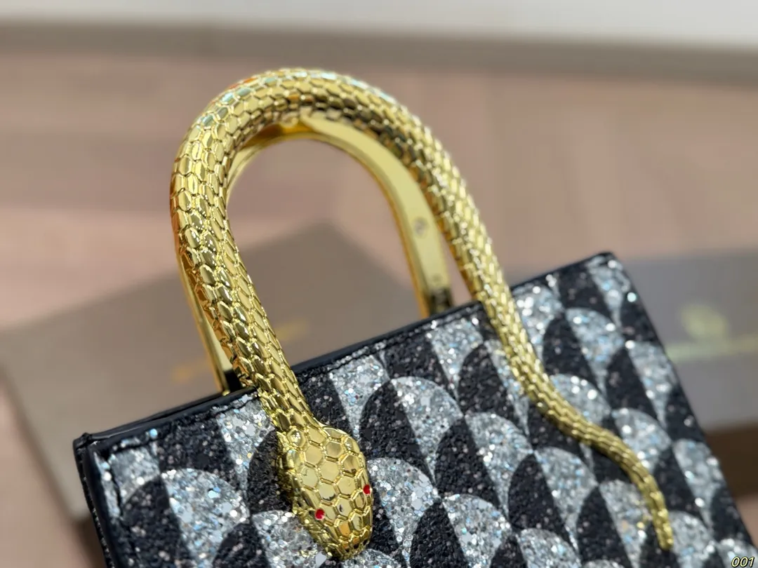 ¥145配盒 宝格丽 Bvlgari蛇头包 ⚠️顶级原单 不愧是开挂般的存在 包身轻便 百搭 给予满满的高级感 尺寸16 19