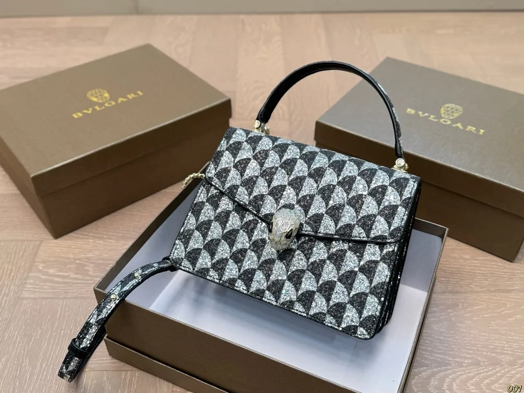 ¥155配盒 宝格丽 Bvlgari蛇头包 ⚠️顶级原单 不愧是开挂般的存在 包身轻便 百搭 给予满满的高级感 尺寸21 15