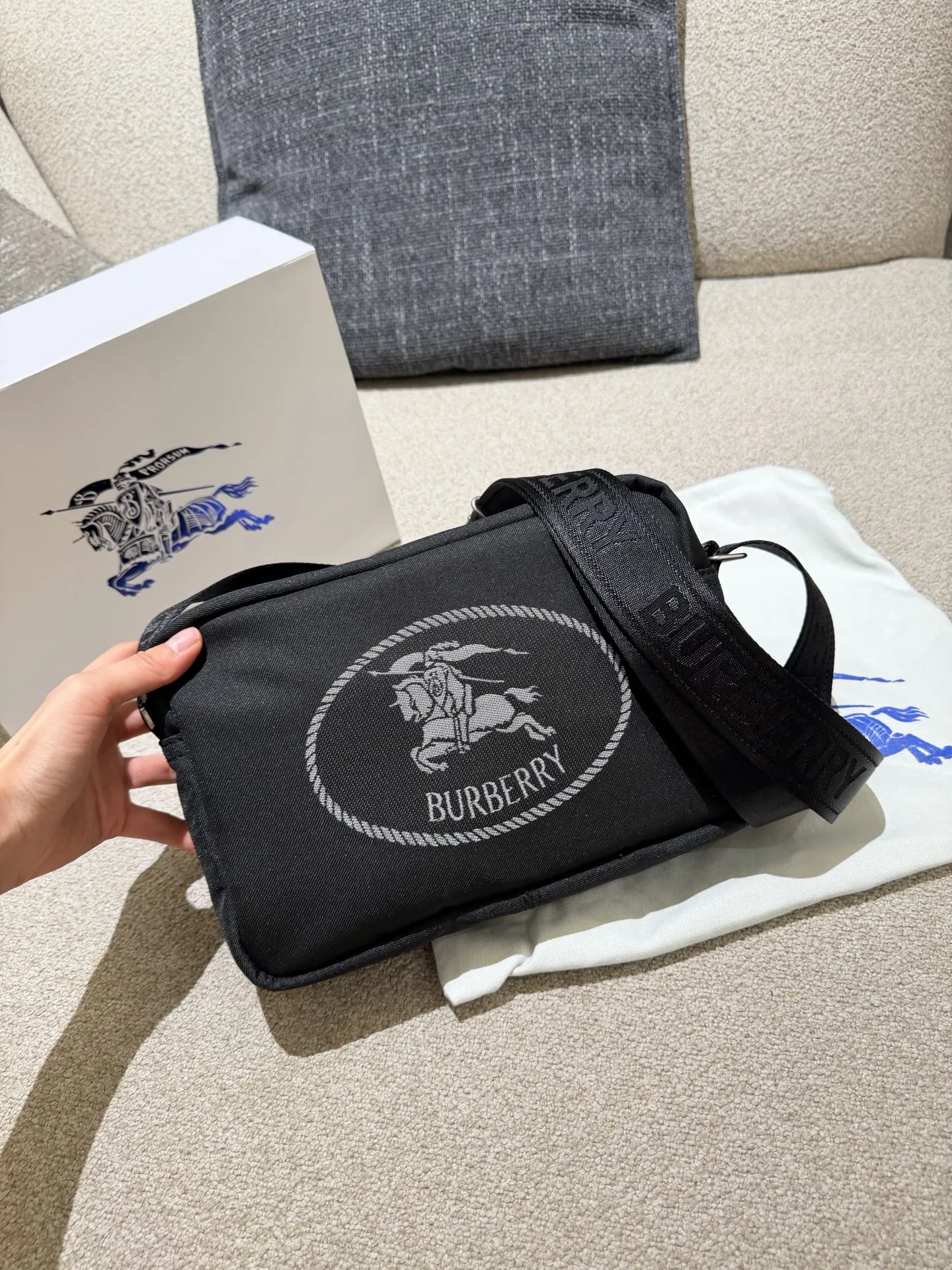 p160 巴宝莉男包秋冬季轻便穿搭 巴宝莉 斜背包,装饰与内衬配色呼应的精纺崁纱骑士印章,以反光纱线打造,源自 1980 年代品牌包款的典藏图案。肩背带点缀同色系 Bur字母徽标,可调节缔造肩背或斜挎造型。 尺寸:26.5 x 9 x 18cm配盒子