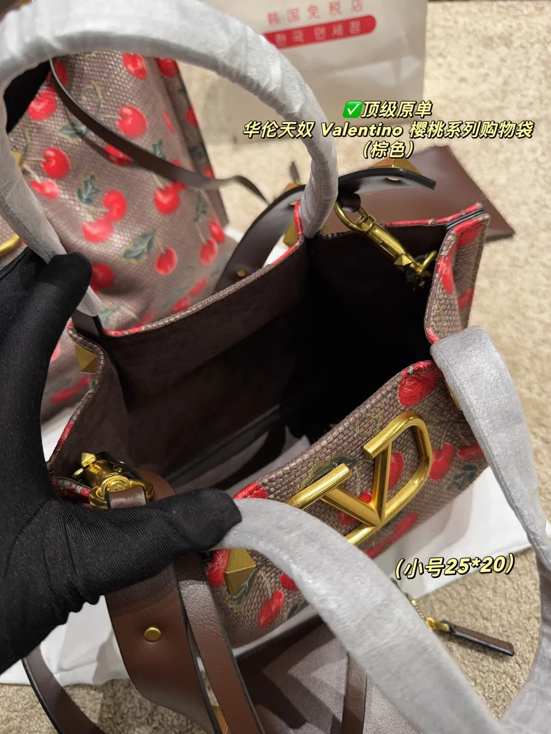 ✅顶级原单 大号p220配盒⚠️尺寸37.23 小号p205配盒⚠️尺寸25.20 华伦天奴 Valentino 樱桃系列购物袋 上面鲜艳欲滴的樱桃搭配墨绿枝叶，复古田园风扑面而来，仿佛一秒穿越到浪漫田园🍃 棕色皮革包边精致得不行，标志性的金属&ldquo;V&rdquo;扣更是吸睛利器，质感瞬间拉满，高级感爆棚✨这包包超百搭，搭小裙子，甜美气质尽显；配休闲装，又能展现酷帅一面，分分钟点亮整体造型。背它出门，你就是人见人爱的甜酷女孩