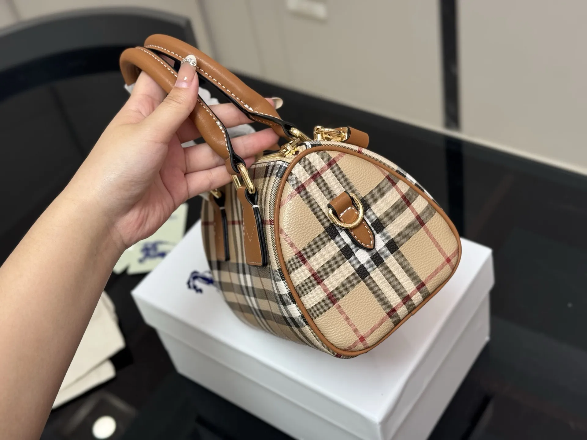 ¥160 配盒 size:20.13cm 巴宝莉|敲可爱的枕头包~ 多配色、手提斜挎随心搭配~