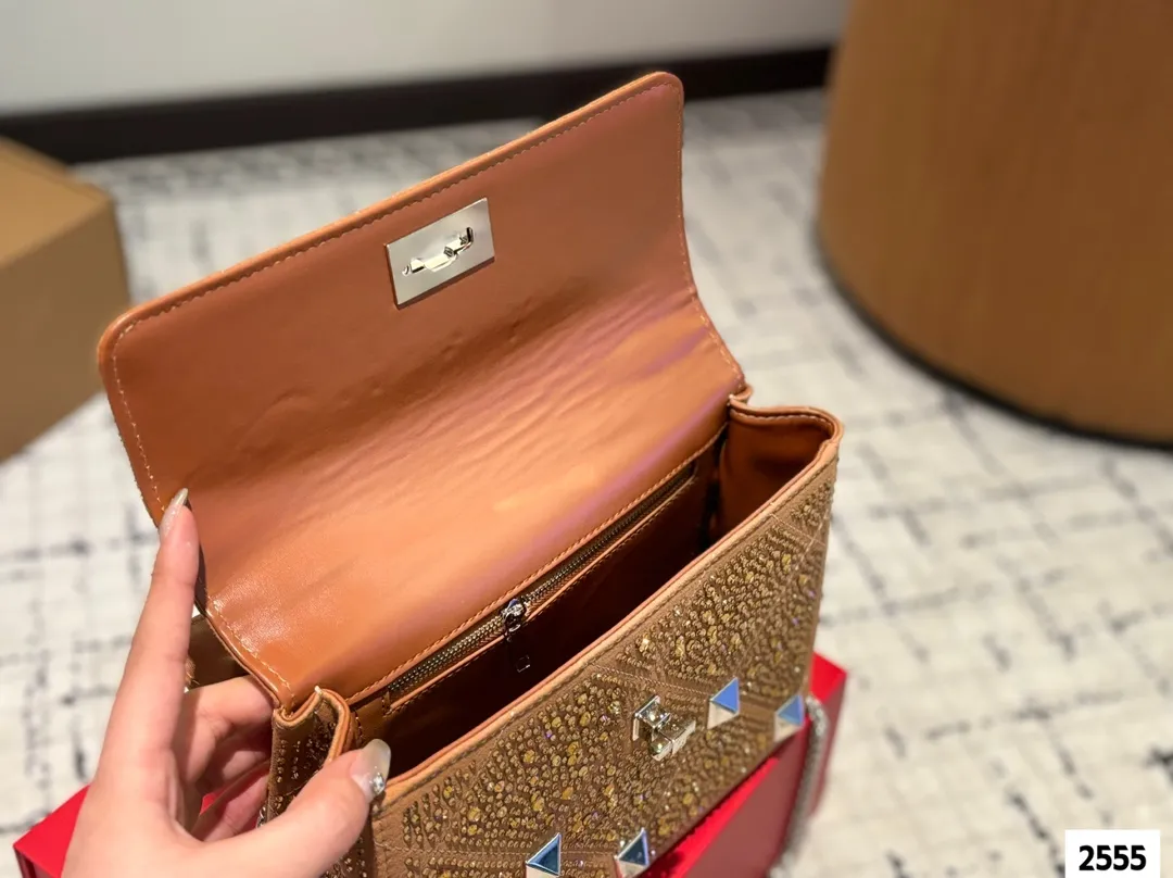 P210 (礼盒包装) valentino vsling 满钻托特包 华伦天奴一款手提包,连接肩带的话,可以作为单肩包或斜挎包使用包包正面的V标华伦天奴特有的标志 高级感 时髦 good#华伦天奴尺寸:24.18