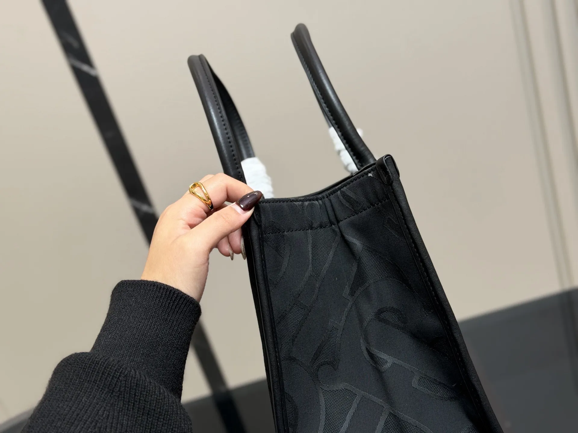 ¥175 巴宝莉购物袋🛍️ 帆布面料✅ 大容量 满足日常 特别适合宝妈 超级能装! 尺寸: 35.36cm