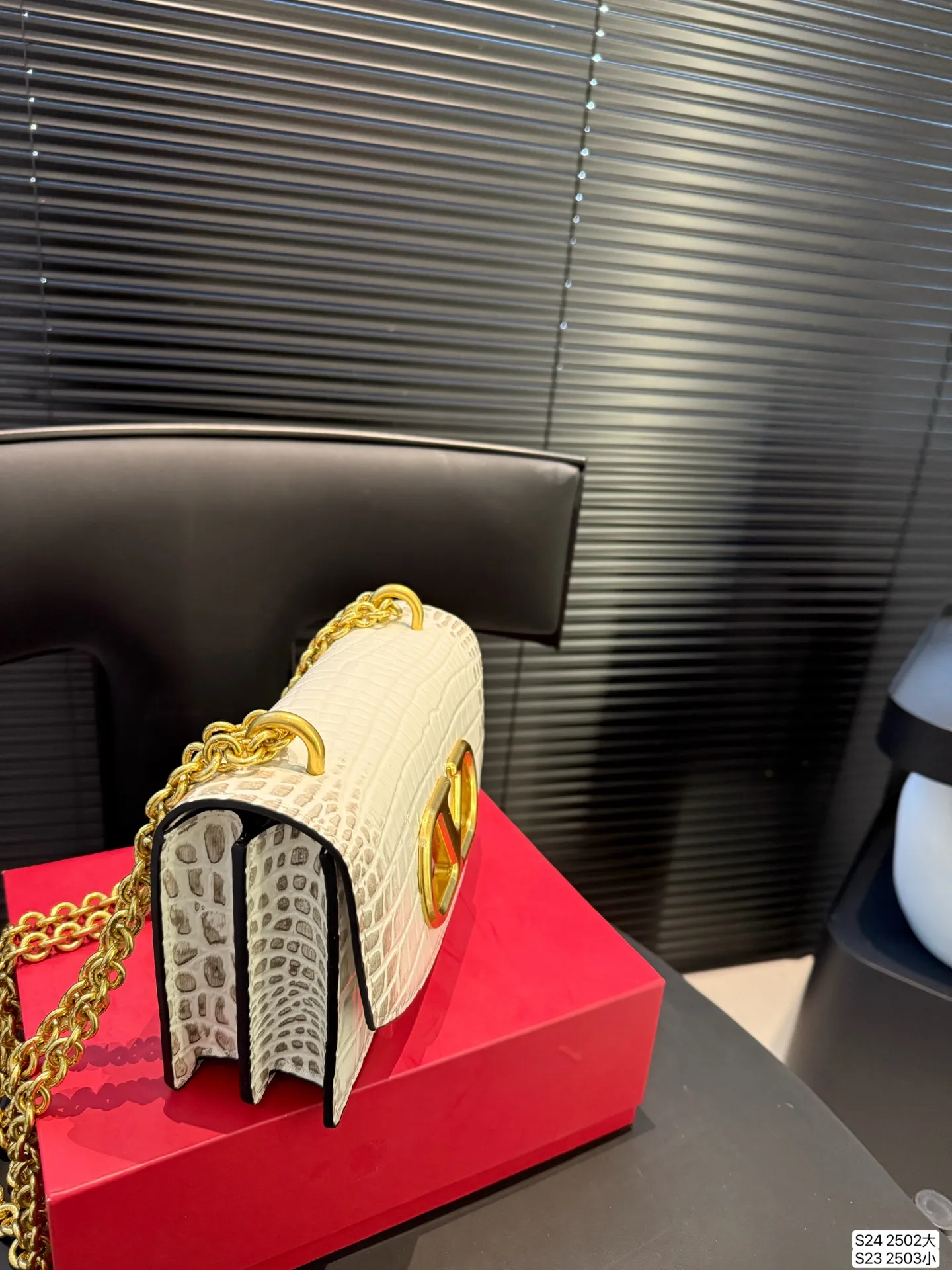 大号P170 小号P165 配折叠盒子 华伦天奴链条包Valentino SS25 Vain系列链条包打造简约复古风尚光面牛皮革触感高级金属吸扣开合方式 珠宝盒般使用感受#华伦天奴valentino #复古 # 尺寸:大号24 15 小号19 12 货号大2502 小2503