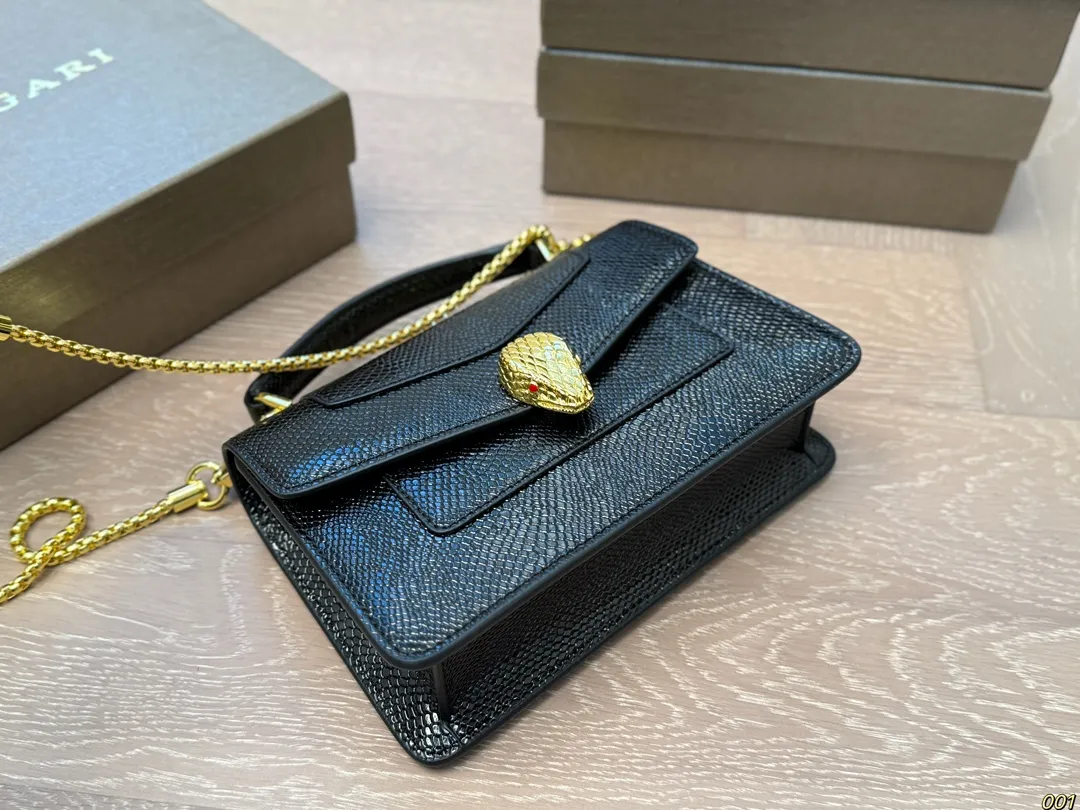 &yen;130配盒 宝格丽 Bvlgari蛇头包 ⚠️顶级原单 不愧是开挂般的存在 包身轻便 百搭 给予满满的高级感 尺寸19 12