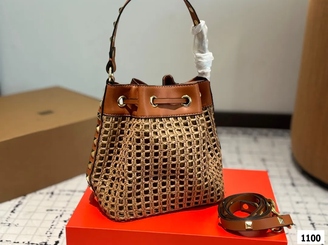 P185 配折叠盒子 Valentino 华伦天奴编织包24春夏浓浓的度假风,却也适合日常觉得这样的包包得有一个,毕竟,海浪、沙滩,没人想拒绝# 尺寸:18 20