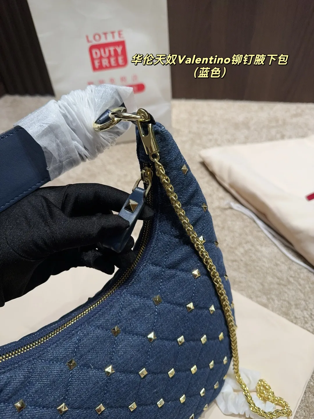 p160配折叠盒⚠️尺寸16.19 华伦天奴Valentino铆钉腋下包 超经典的华伦天奴铆钉包，永不过时的时尚单品！💖每一款都超美，经典百搭，时尚度满分～✨