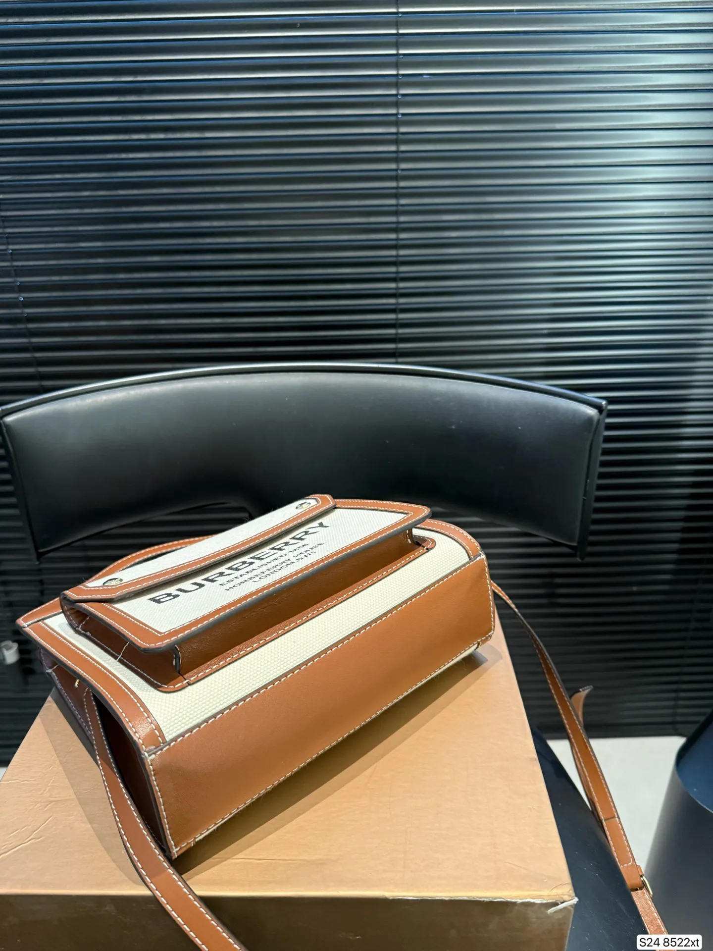 P170 配折叠盒 这款包包算是Burberry家的爆款啦‼️白棕双拼，满满的复古文艺风，又有一种优雅的高级感，更是时尚达人明星街拍的常客了～ 尺寸23 22 货号8522