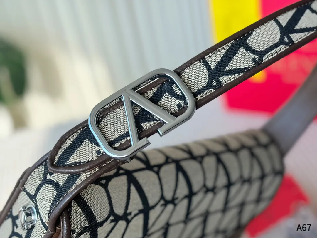 💰180 折叠礼盒包装 🌟华伦天奴印花腋下包 解锁时尚魅力 🉑盐🉑甜 整条街最靓的女孩 尺寸:28-8-16