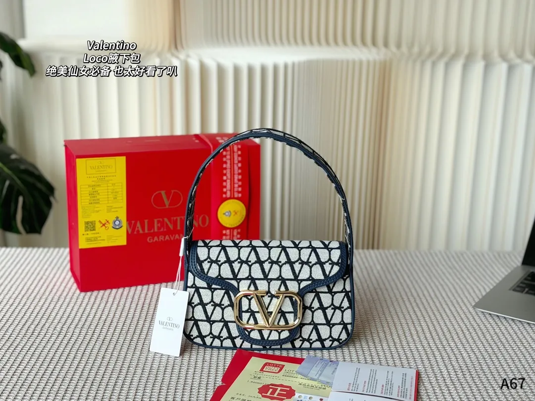 💰135 折叠礼盒包装 🌟Valentino 华伦天奴Loco 绝美仙女必备 也太好看了叭 手提单肩都🉑 解锁时尚魅力 可盐可甜 做整条街最靓的女孩👩🏼&zwj;🦱 尺寸：23-7-13