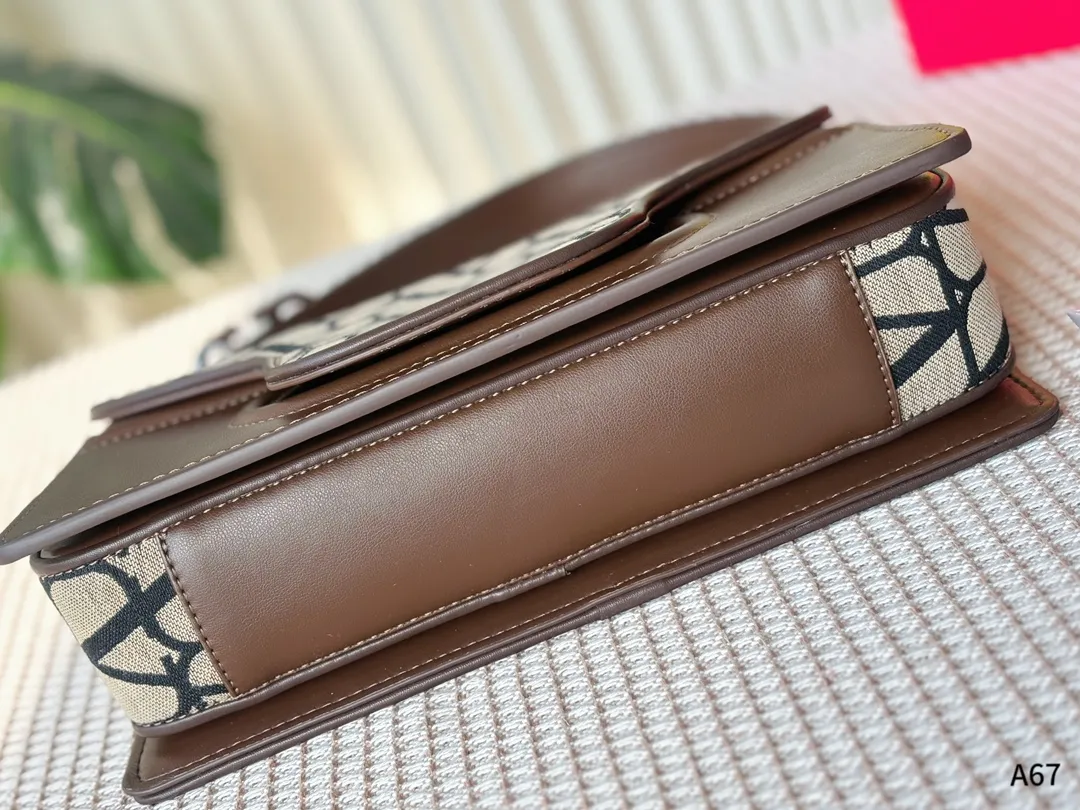 💰180 折叠礼盒包装 🌟华伦天奴印花腋下包 解锁时尚魅力 🉑盐🉑甜 整条街最靓的女孩 尺寸：28-8-16