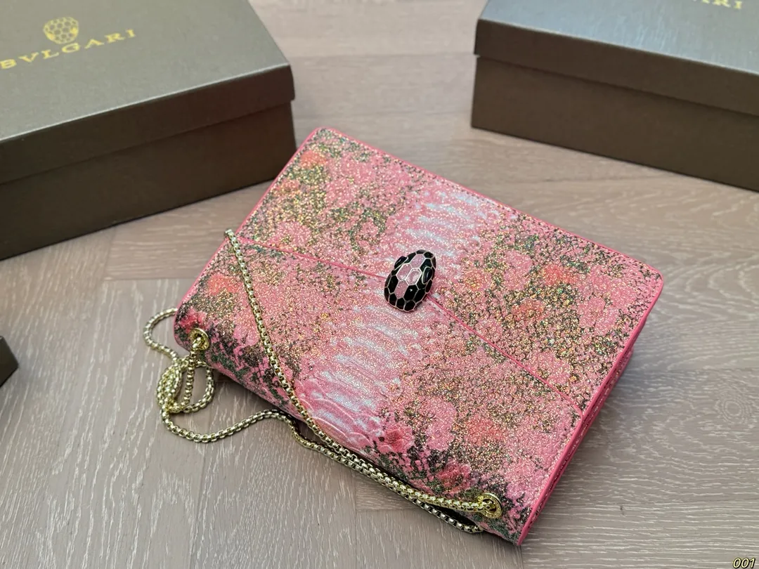 &yen;140配盒 宝格丽 Bvlgari蛇头包 ⚠️顶级原单 不愧是开挂般的存在 包身轻便 百搭 给予满满的高级感 尺寸25 17