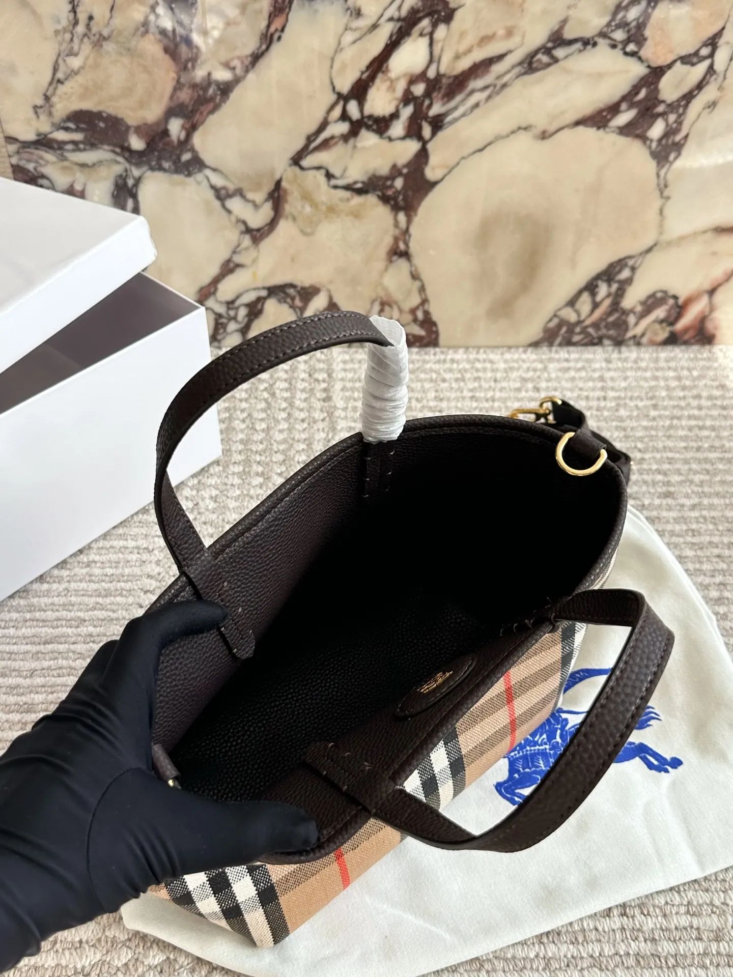 p190 双面tote Burberry家最新格纹迷你托特包,选用棉质帆布面料打造,格子面料搭配光滑皮革顶部提柄,有可调式斜背带。 顶部皮革提柄 可调式网纹肩背带开放式包口设计,搭配磁扣开合内侧口袋采用磁扣开合 尺寸 22 18cm 配盒