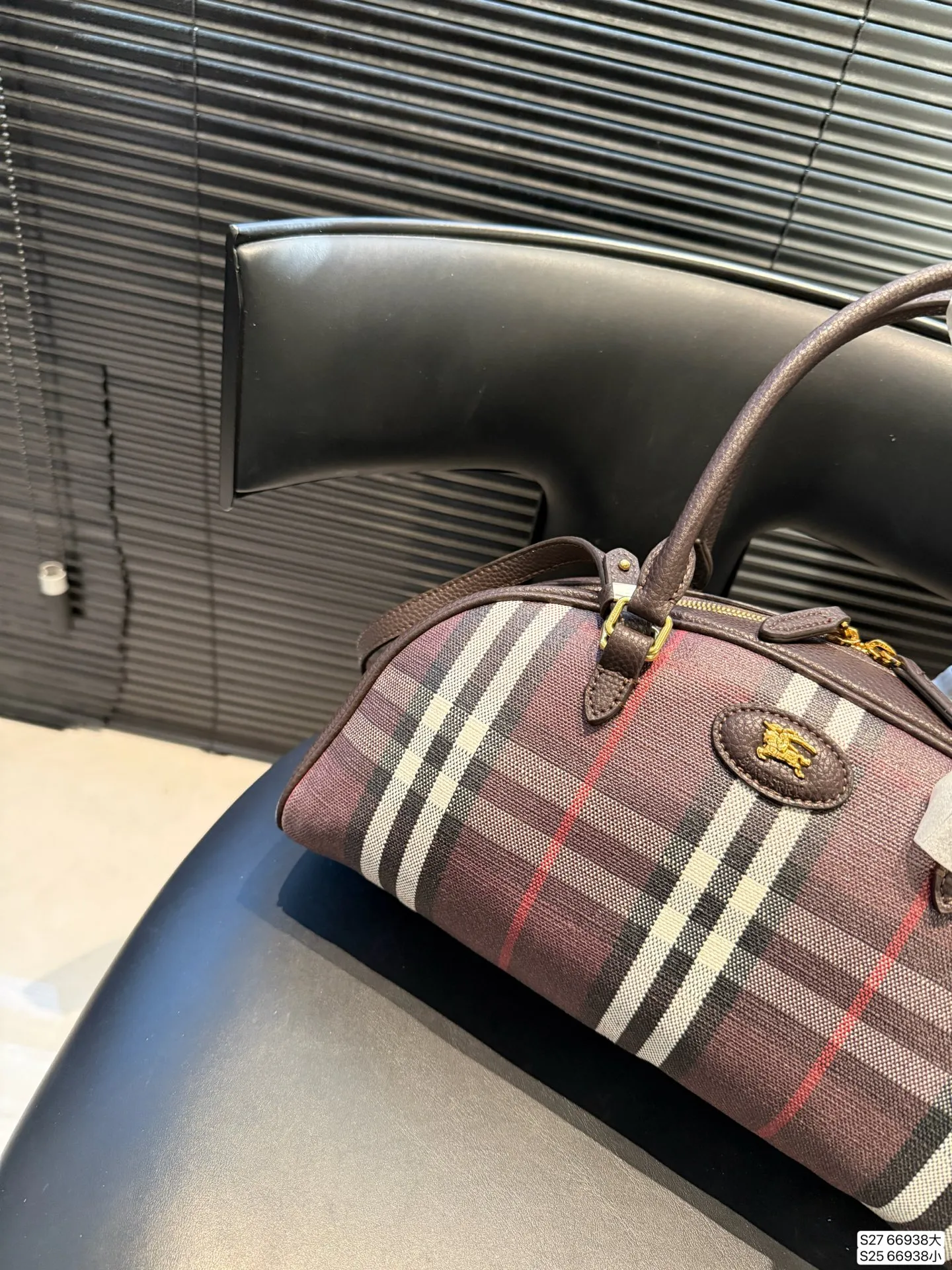 大号P185小号P175 巴宝莉一眼沦陷的复古优雅 救命！包包也太戳我心巴了吧🥰 经典的格纹元素，搭配复古的贝壳包型，真的是把优雅刻进了DNA里！ 它的容量也超棒，日常出门需要带的手机、口红、粉饼什么的，都能轻松装下。而且还有长肩带，可以手提尺寸大34 18 小19 13 货号66938