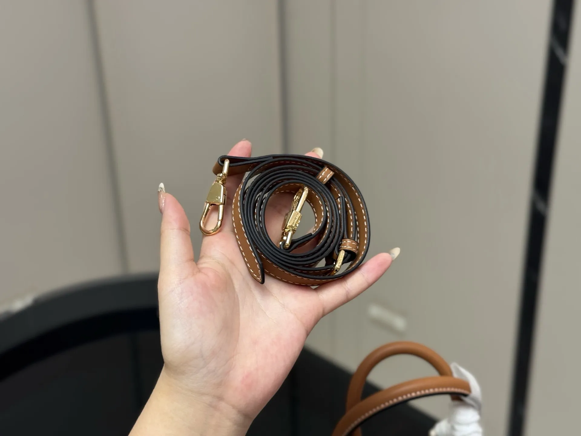 ¥160 配盒 size:20.13cm 巴宝莉|敲可爱的枕头包~ 多配色、手提斜挎随心搭配~