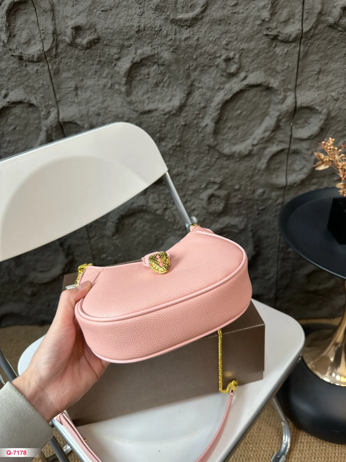 💰220 配折叠盒 宝格丽短肩带腋下背!荔枝纹牛皮金属长肩带可以斜挎!就算腋下包的风过去了还可以继续斜挎!摩登时髦简约! 我个人非常喜欢的链条提手十 宽肩带设计,链条斜挎包也炒鸡可爱!鲜艳的配色!小小的个头!很难说不爱!尺寸19.14cm