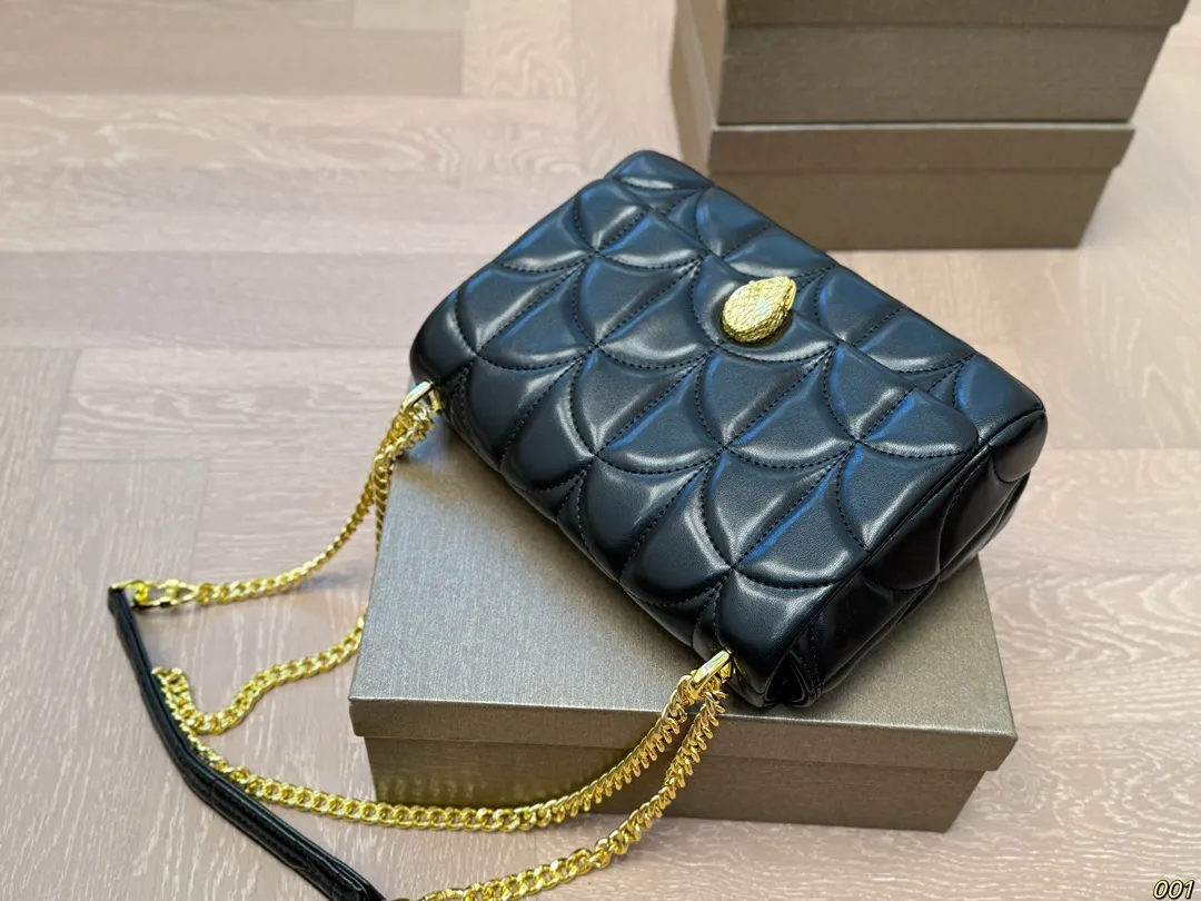 &yen;140配盒 宝格丽 Bvlgari蛇头包 ⚠️顶级原单 不愧是开挂般的存在 包身轻便 百搭 给予满满的高级感 尺寸23 16