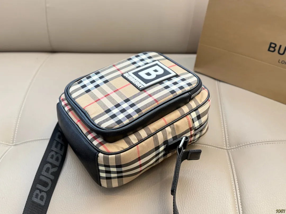 ¥130 Burberry 巴宝莉相机包 男女都可以背的款式 自己背腻了还可以给男朋友 超喜欢随性帅气的包包 尺寸17 22