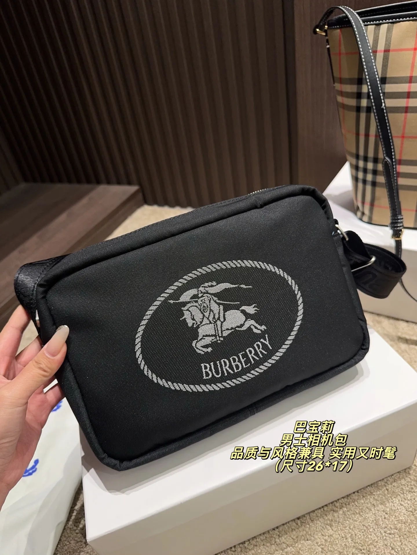 P160配盒⚠️尺寸26*17 Burberry 巴宝莉 男士相机包 黑色尼龙材质＋战马刺绣，英伦风满满！双隔层设计，收纳超方便。肩带可调节，斜挎or手提都OK，通勤、旅行都能轻松驾驱。尼龙轻便耐用，日常出门无压力，实用又时髦，是Burberry经典系列，品质与风格兼具，超适合追求质感的你！