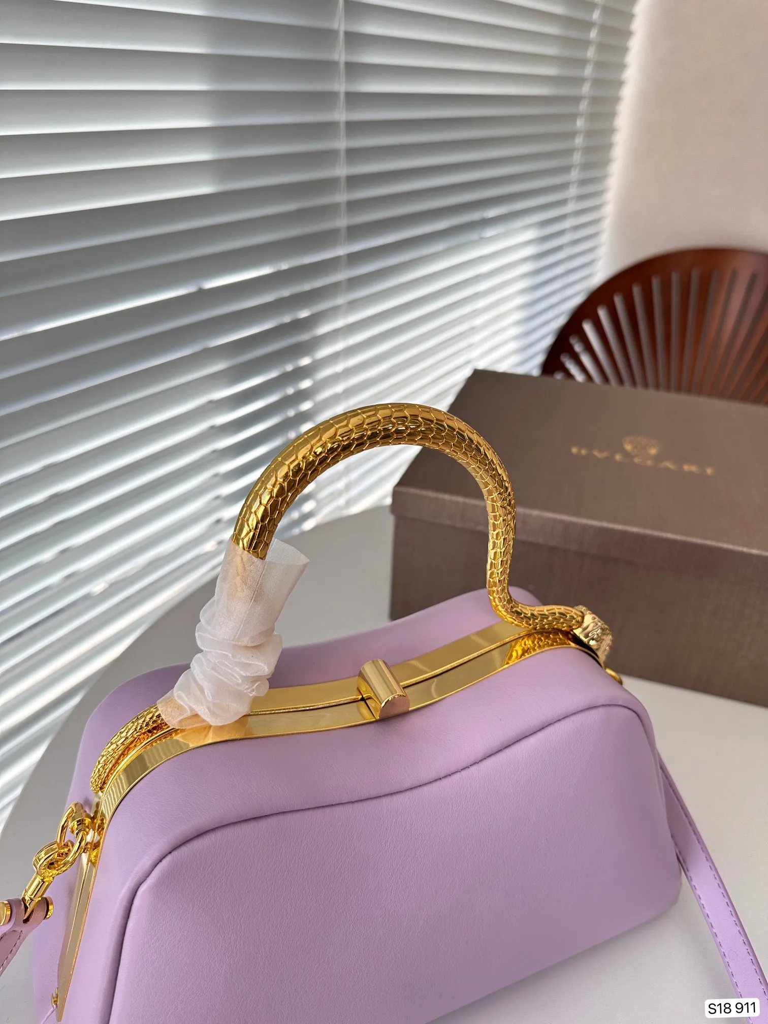 P140 配盒子 酷女孩必备单品甲宝格丽蛇头包 哇塞~这金属蛇形手柄高级感满满 拽拽的金色搭配, 既可手提也可肩背、斜挎 神秘而又酷炫,让人着迷 尺寸:28 14 货号911