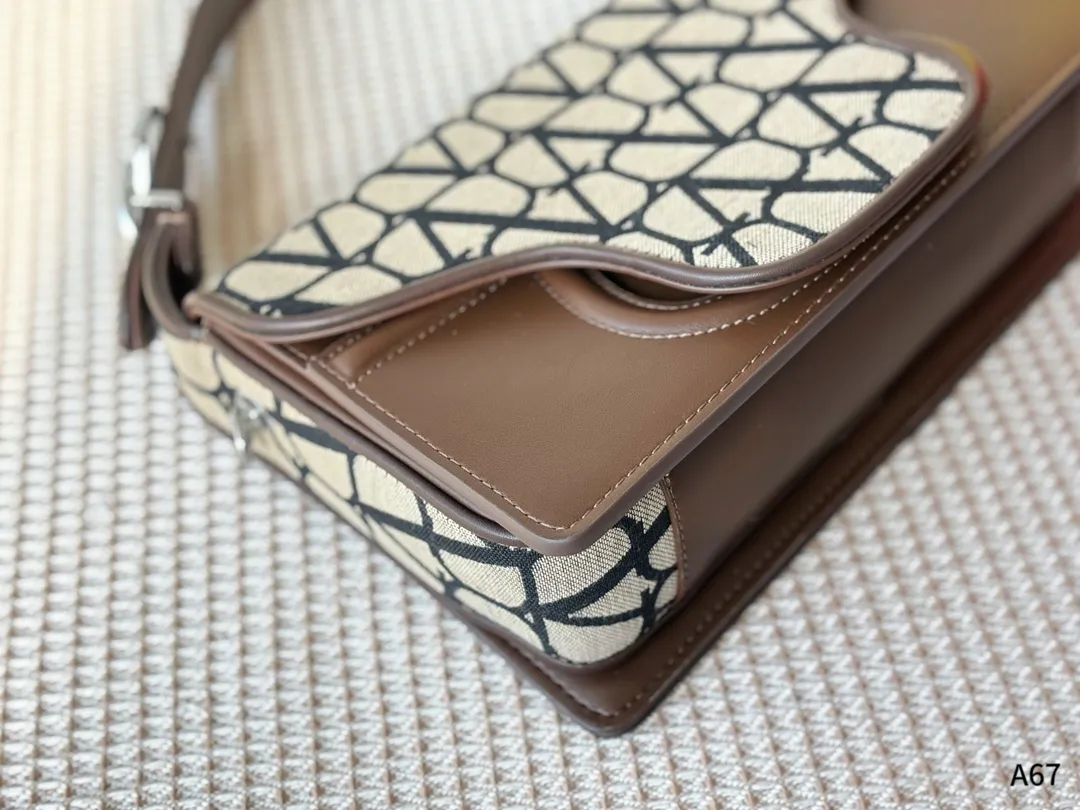 💰180 折叠礼盒包装 🌟华伦天奴印花腋下包 解锁时尚魅力 🉑盐🉑甜 整条街最靓的女孩 尺寸:28-8-16