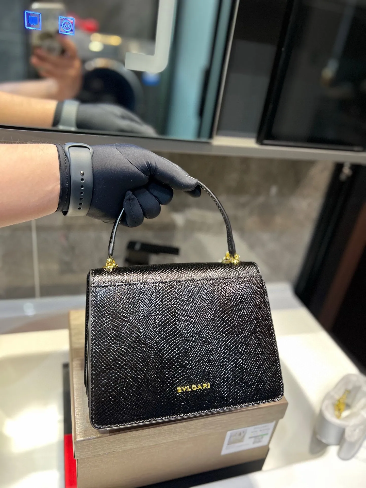 ❤️P155（礼盒包装）❤️ 宝格丽劲爆款！众多明星同款，包包小巧圆润饱满，标志性的蛇头扣点缀玛瑙石，柔软小羊皮包身拿在手里超级有质感，真是气质无敌了，分享给你们，不能我一个人种草！t尺寸：21 18