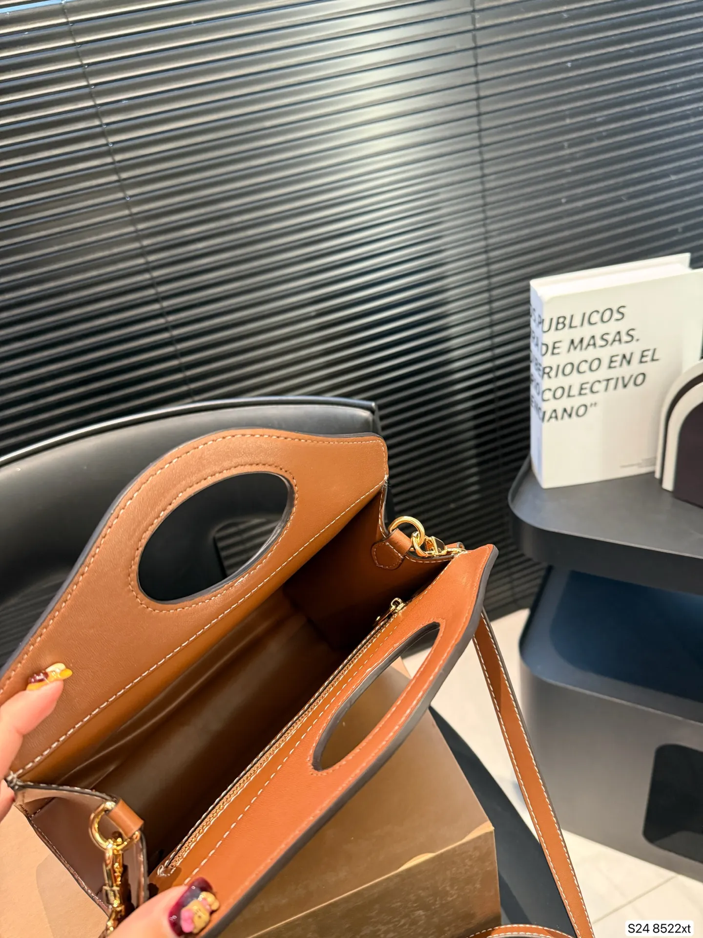 P170 配折叠盒 这款包包算是Burberry家的爆款啦‼️白棕双拼，满满的复古文艺风，又有一种优雅的高级感，更是时尚达人明星街拍的常客了～ 尺寸23 22 货号8522