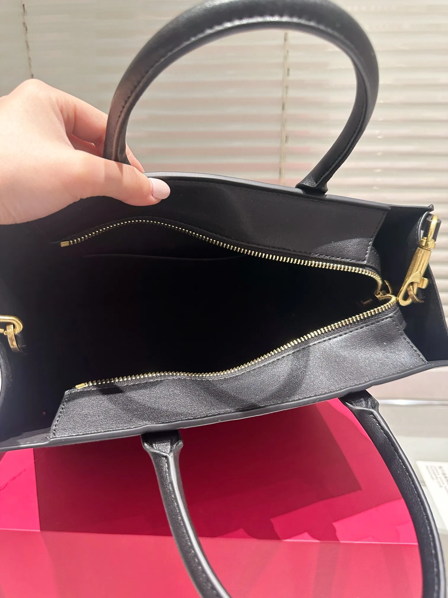 P190 配礼盒🎁 华伦天奴VALENTINO女士 托特包 Valentino Letter Bag 来自Valentino 的信袋。新赛季刚刚到来。 尺寸 31.27