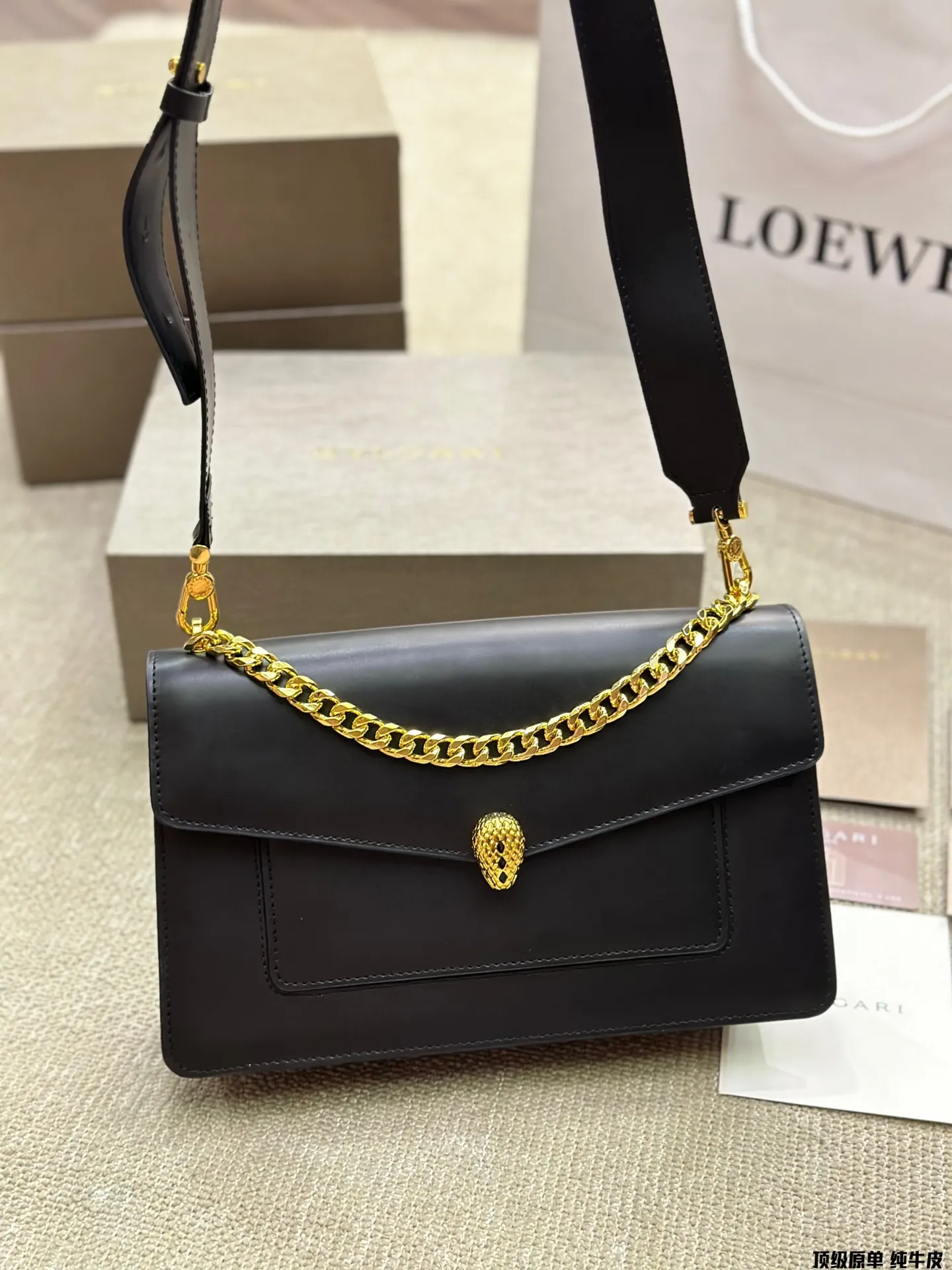 顶级原单 纯牛皮p220 宝格丽Bvlgari 神仙合作款 Ss24限定系列 撞色新款 原版珐琅蛇头 A爆啦 原单品 Woc风琴包 内里原版隔断 [得意]可单肩可斜挎 万年不过时 专柜对版 彰显高级品味 如果女人衣柜里面没有一款宝格丽就称不上一个完美的女人❤️进口原版珐琅蛇头扣 五金扣好质感巨百搭，质量好到爆棚 版型油边超级牛[得意][得意]细节决定品质[玫瑰]尺寸：25cm