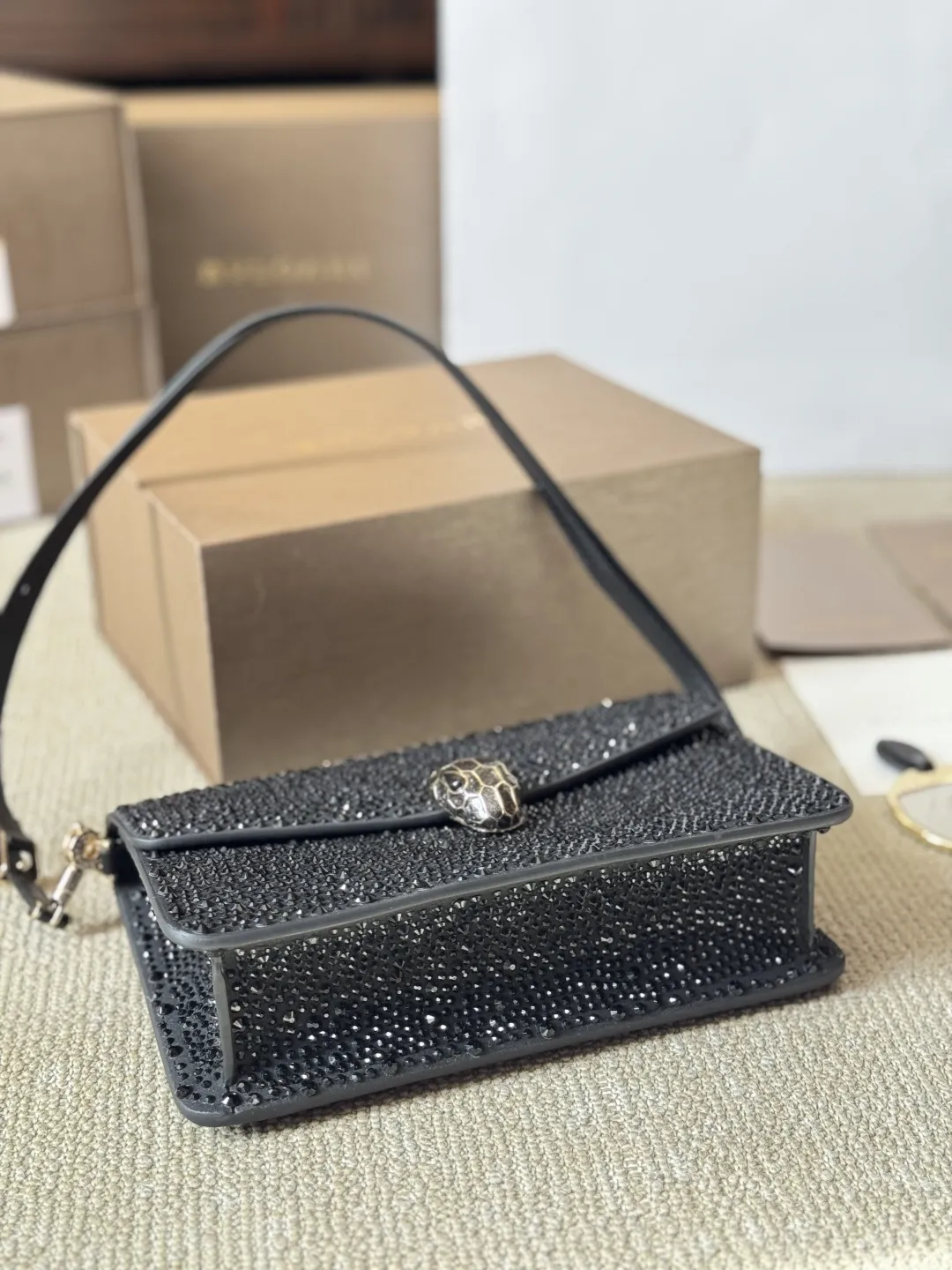 顶级原单 纯牛皮 p245 宝格丽Bvlgari 神仙合作款 Ss25限定系列 撞色新款 原版珐琅蛇头 A爆啦 原单品 Woc风琴包 内里原版隔断 [得意]可单肩可斜挎 万年不过时 专柜对版 彰显高级品味 如果女人衣柜里面没有一款宝格丽就称不上一个完美的女人❤️进口原版珐琅蛇头扣 五金扣好质感巨百搭，质量好到爆棚 版型油边超级牛[得意][得意]细节决定品质[玫瑰]尺寸：20 16cm