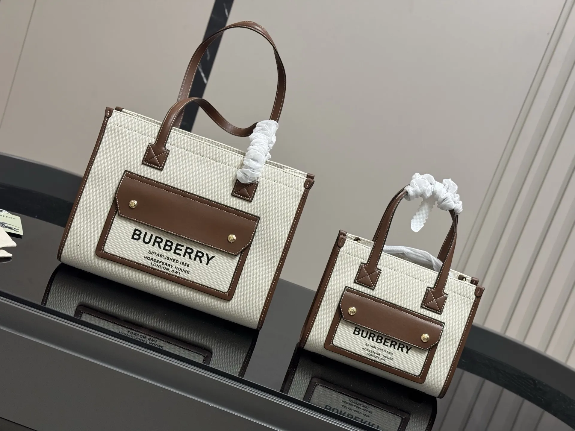 &yen;150 &yen;140 size： 33.25cm 23.19cm 巴宝莉Freya 帆布tote（托特） 方方正正的外形自带一股复古学院气息！ 真的好爱粉色 夏天小托特的不二选择!