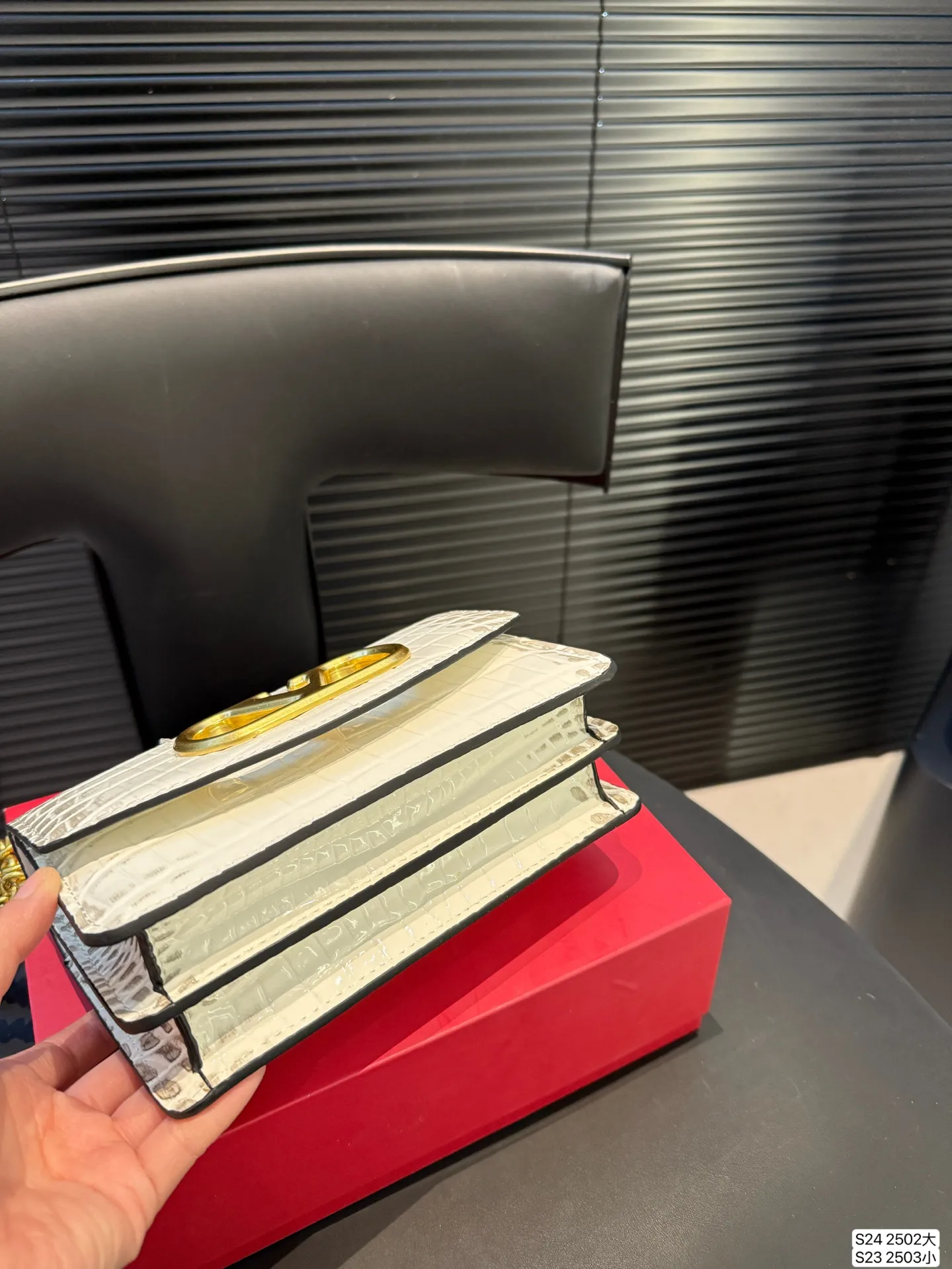 大号P170 小号P165 配折叠盒子 华伦天奴链条包Valentino SS25 Vain系列链条包打造简约复古风尚光面牛皮革触感高级金属吸扣开合方式 珠宝盒般使用感受#华伦天奴valentino #复古 # 尺寸:大号24 15 小号19 12 货号大2502 小2503