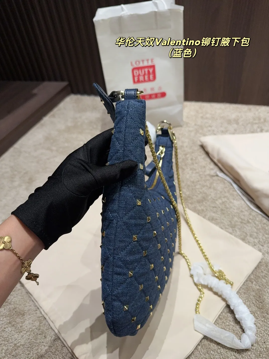 p160配折叠盒⚠️尺寸16.19 华伦天奴Valentino铆钉腋下包 超经典的华伦天奴铆钉包,永不过时的时尚单品!💖每一款都超美,经典百搭,时尚度满分~✨