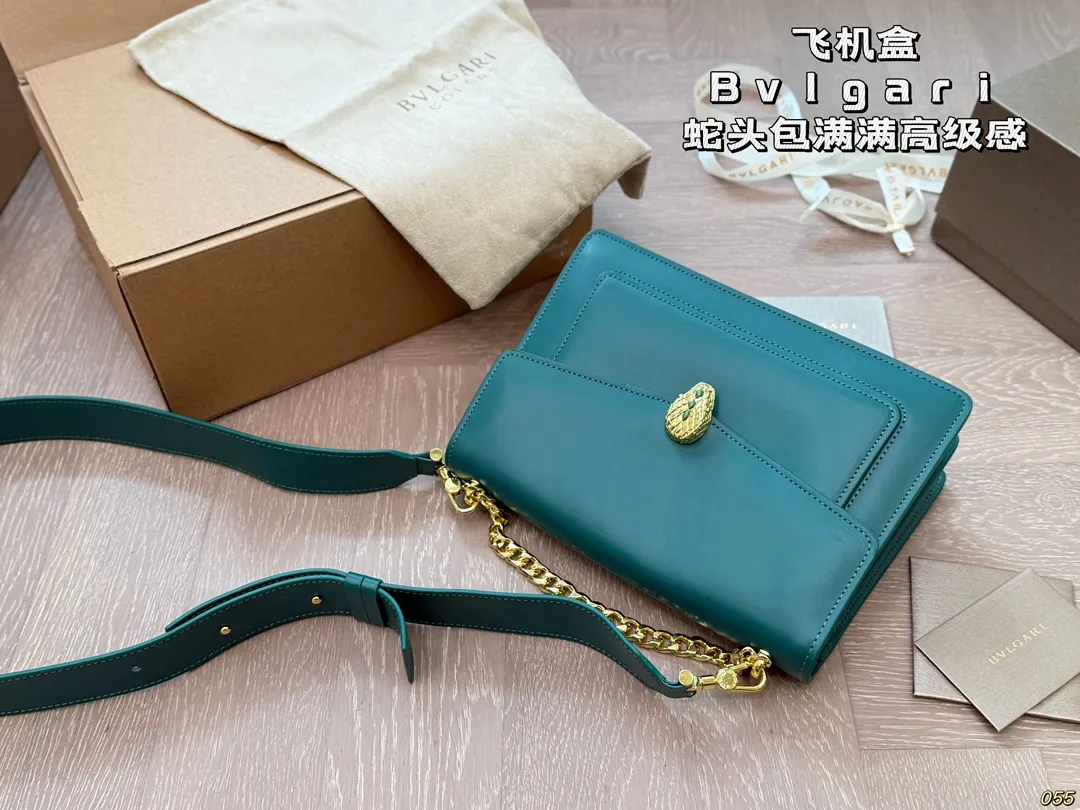 ¥210飞机盒 宝格丽 Bvlgari蛇头包 ⚠️顶级原单 不愧是开挂般的存在 包身轻便 百搭 给予满满的高级感 尺寸25 17