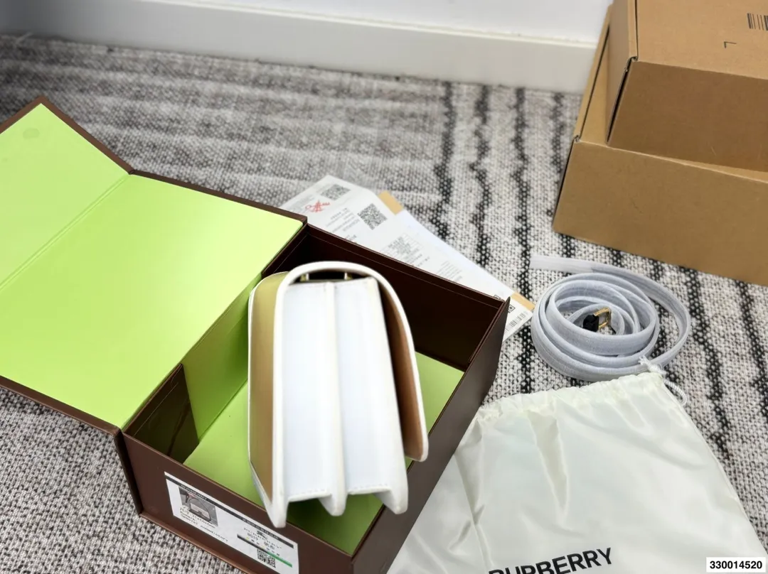 p170 配礼盒 Burberry巴宝莉TB金扣豆腐包 白色超美太适合春夏了 尺寸22.15