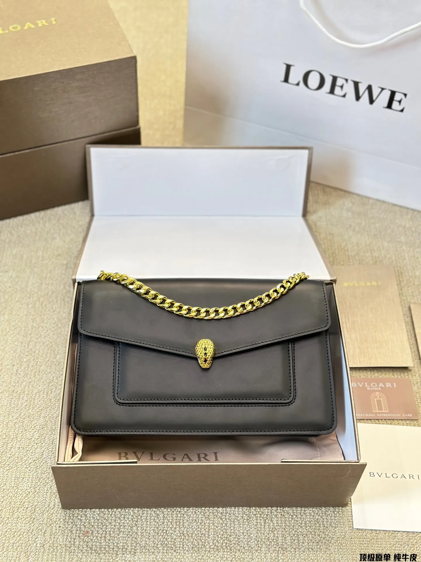 顶级原单 纯牛皮p220 宝格丽Bvlgari 神仙合作款 Ss24限定系列 撞色新款 原版珐琅蛇头 A爆啦 原单品 Woc风琴包 内里原版隔断 [得意]可单肩可斜挎 万年不过时 专柜对版 彰显高级品味 如果女人衣柜里面没有一款宝格丽就称不上一个完美的女人❤️进口原版珐琅蛇头扣 五金扣好质感巨百搭，质量好到爆棚 版型油边超级牛[得意][得意]细节决定品质[玫瑰]尺寸：25cm