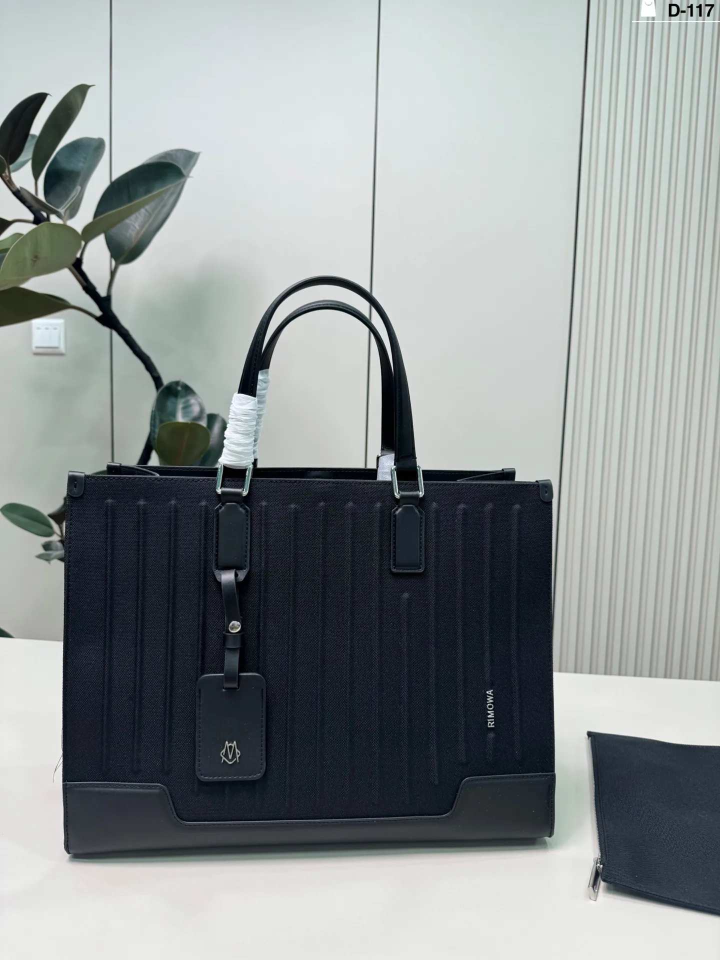 💰p265 D-117尺寸41×32 RIMOWA Never Still日默瓦托特包 简约大气,商务or休闲都能轻松驾驭。 还附可拆卸小袋,收纳超方便~