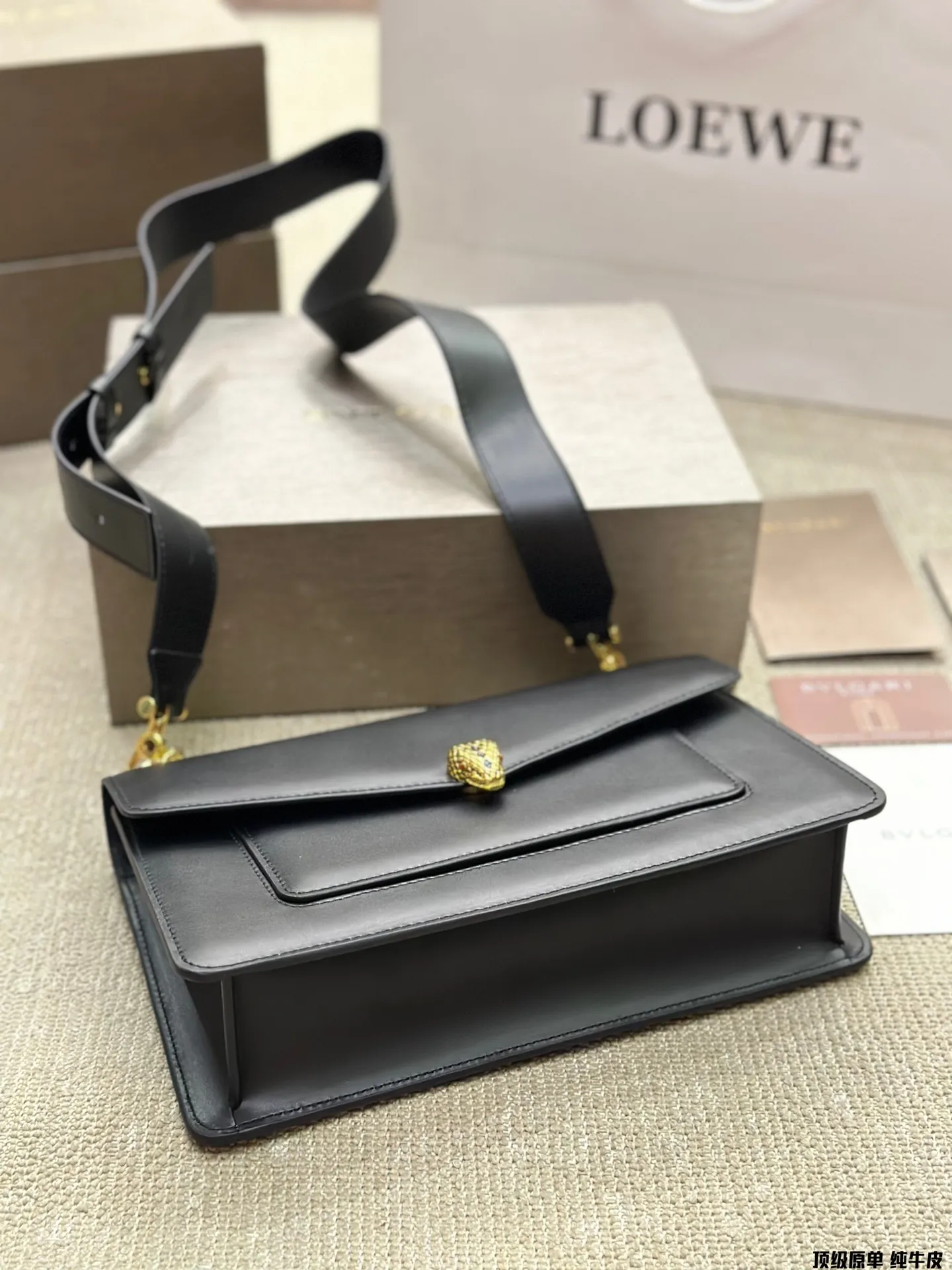 顶级原单 纯牛皮p220 宝格丽Bvlgari 神仙合作款 Ss24限定系列 撞色新款 原版珐琅蛇头 A爆啦 原单品 Woc风琴包 内里原版隔断 [得意]可单肩可斜挎 万年不过时 专柜对版 彰显高级品味 如果女人衣柜里面没有一款宝格丽就称不上一个完美的女人❤️进口原版珐琅蛇头扣 五金扣好质感巨百搭，质量好到爆棚 版型油边超级牛[得意][得意]细节决定品质[玫瑰]尺寸：25cm