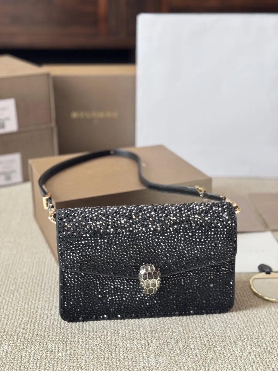 顶级原单 纯牛皮 p245 宝格丽Bvlgari 神仙合作款 Ss25限定系列 撞色新款 原版珐琅蛇头 A爆啦 原单品 Woc风琴包 内里原版隔断 [得意]可单肩可斜挎 万年不过时 专柜对版 彰显高级品味 如果女人衣柜里面没有一款宝格丽就称不上一个完美的女人❤️进口原版珐琅蛇头扣 五金扣好质感巨百搭，质量好到爆棚 版型油边超级牛[得意][得意]细节决定品质[玫瑰]尺寸：20 16cm