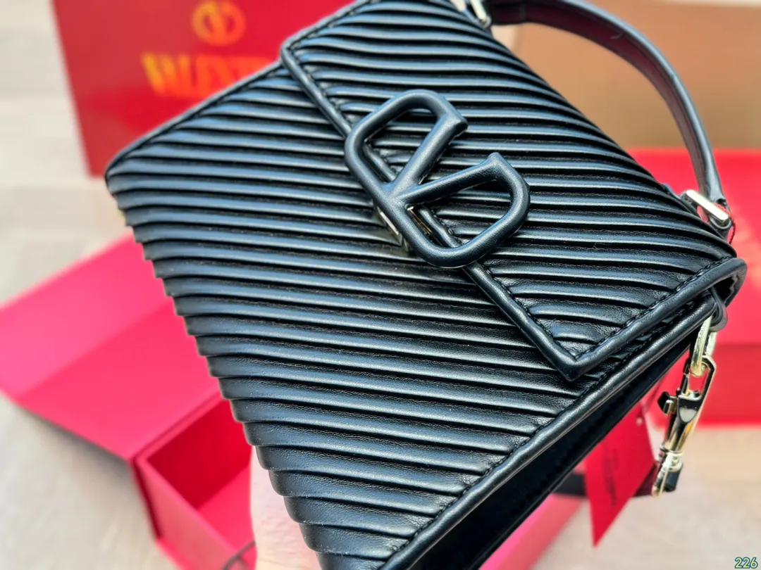 &yen;170折叠盒 华伦天奴Valentino手提包 简约的包身廓形解锁时尚魅力 可盐可甜 让你成为整条街最靓的女孩 很百搭哦 yyds 尺寸：21 16