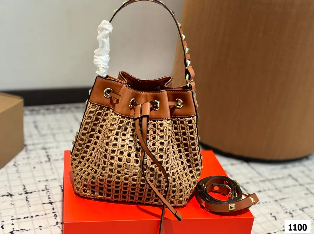 P185 配折叠盒子 Valentino 华伦天奴编织包24春夏浓浓的度假风,却也适合日常觉得这样的包包得有一个,毕竟,海浪、沙滩,没人想拒绝# 尺寸:18 20