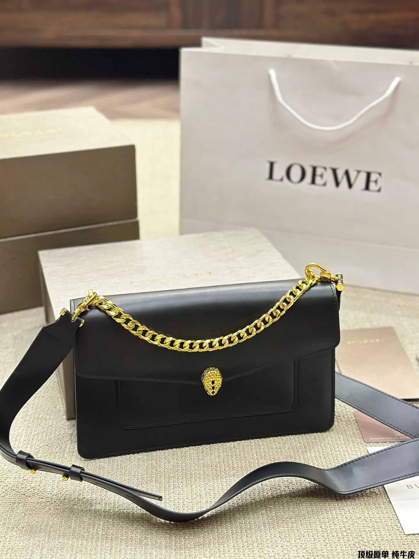 顶级原单 纯牛皮p220 宝格丽Bvlgari 神仙合作款 Ss24限定系列 撞色新款 原版珐琅蛇头 A爆啦 原单品 Woc风琴包 内里原版隔断 [得意]可单肩可斜挎 万年不过时 专柜对版 彰显高级品味 如果女人衣柜里面没有一款宝格丽就称不上一个完美的女人❤️进口原版珐琅蛇头扣 五金扣好质感巨百搭，质量好到爆棚 版型油边超级牛[得意][得意]细节决定品质[玫瑰]尺寸：25cm