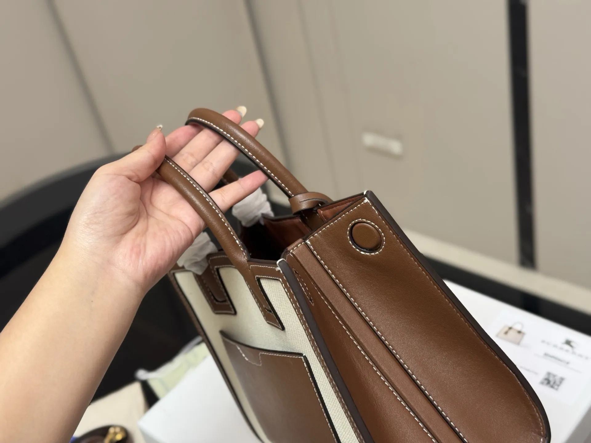 ¥195 配盒 牛皮 size:27*21cm 巴宝莉 Frances 帆布拼皮 非常Chic! 自带vintage气质! BurberryFrances包美是一种态度,我们要活成最好的样子!