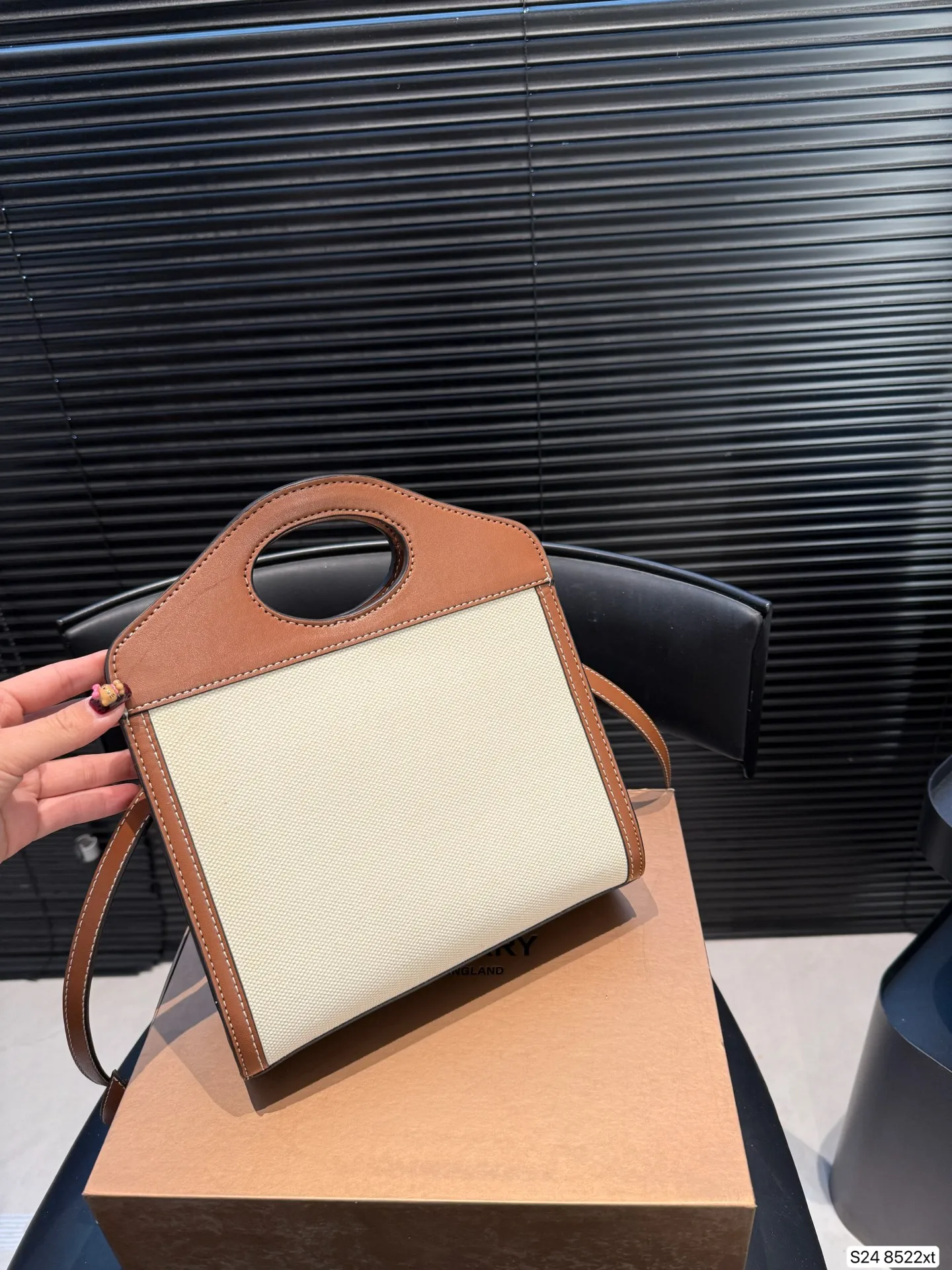 P170 配折叠盒 这款包包算是Burberry家的爆款啦‼️白棕双拼,满满的复古文艺风,又有一种优雅的高级感,更是时尚达人明星街拍的常客了~ 尺寸23 22 货号8522