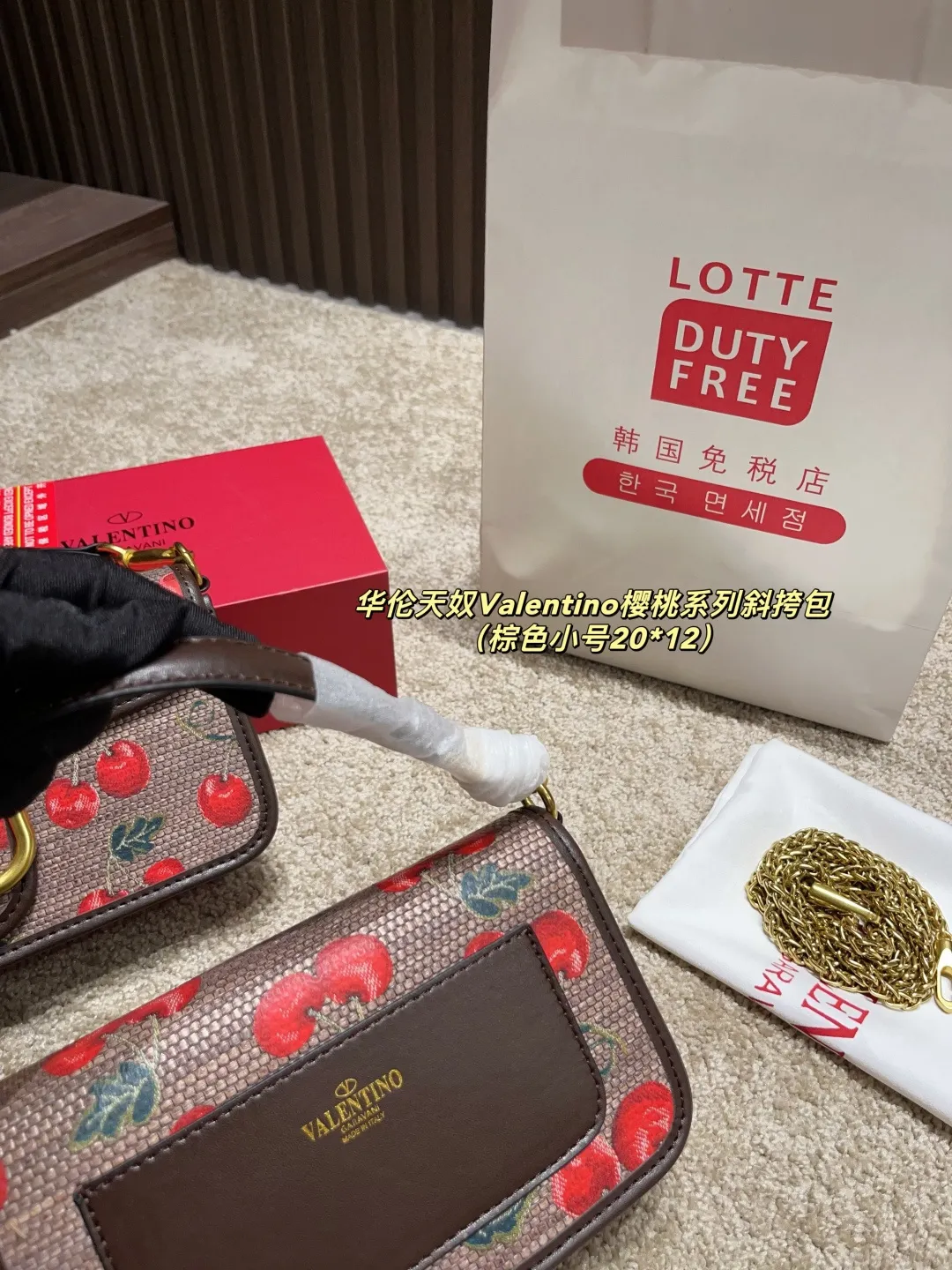 大号p175配盒⚠️尺寸26.12 小号p170配盒⚠️尺寸20.12 华伦天奴Valentino樱桃系列斜挎包 春夏系列 ,丰富的色彩、复杂的图案和多层次的材质,打造出强烈的视觉冲击,Freen轻松驾驭,优雅又性感~传递出春夏季节的浪漫与活力,为品牌注入新的活力!